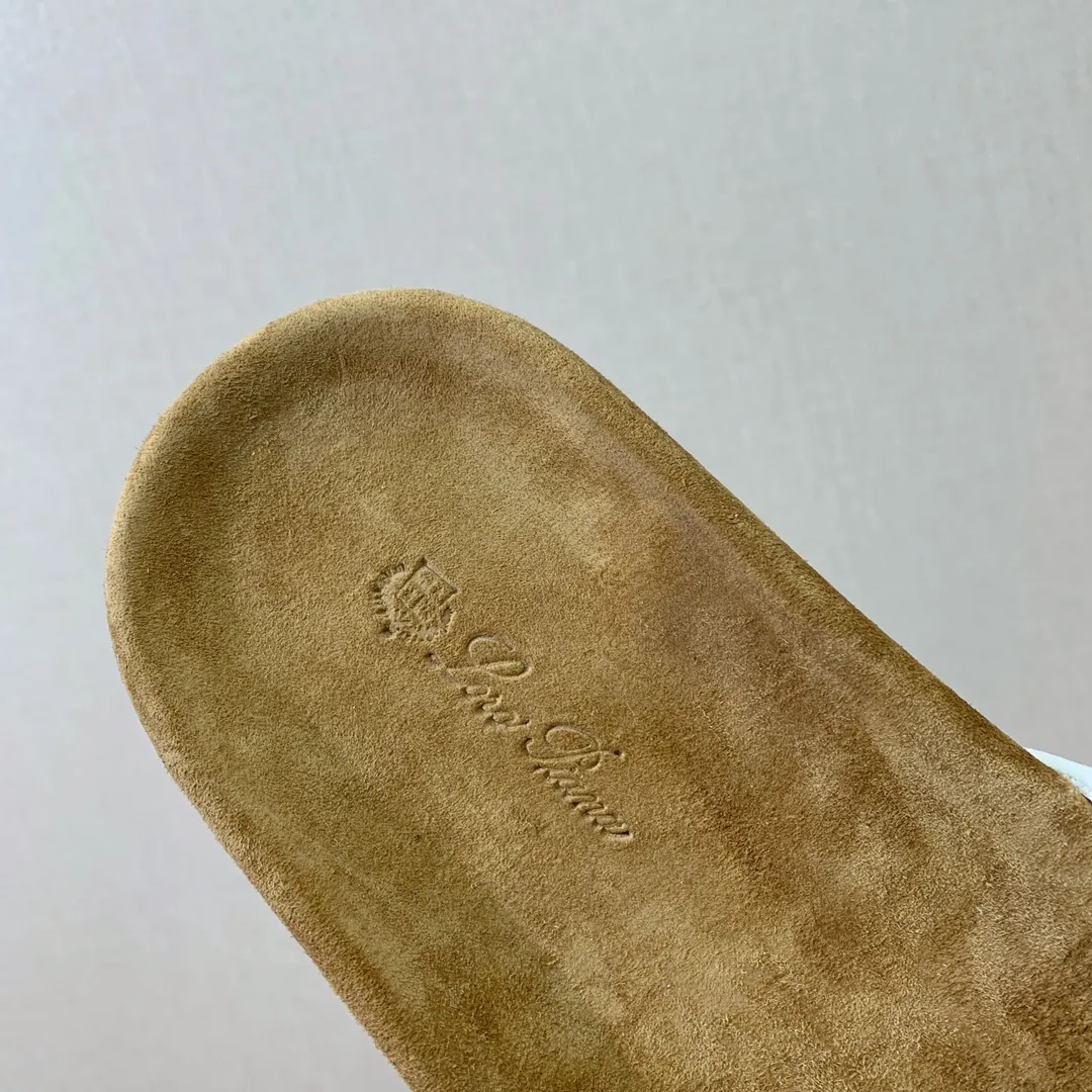 【LP】P:600💰 Size: 39-46 (45.46 can be customized) 【Loro Piana】LP men's slippers. Italian top cashmere is retro, elegant, low-key and luxurious. Both fashionable and practical, the leather is still of the highest quality in the entire network. The upper is silky and smooth. Wear-resistant and highly elastic beef tendon bottom. .